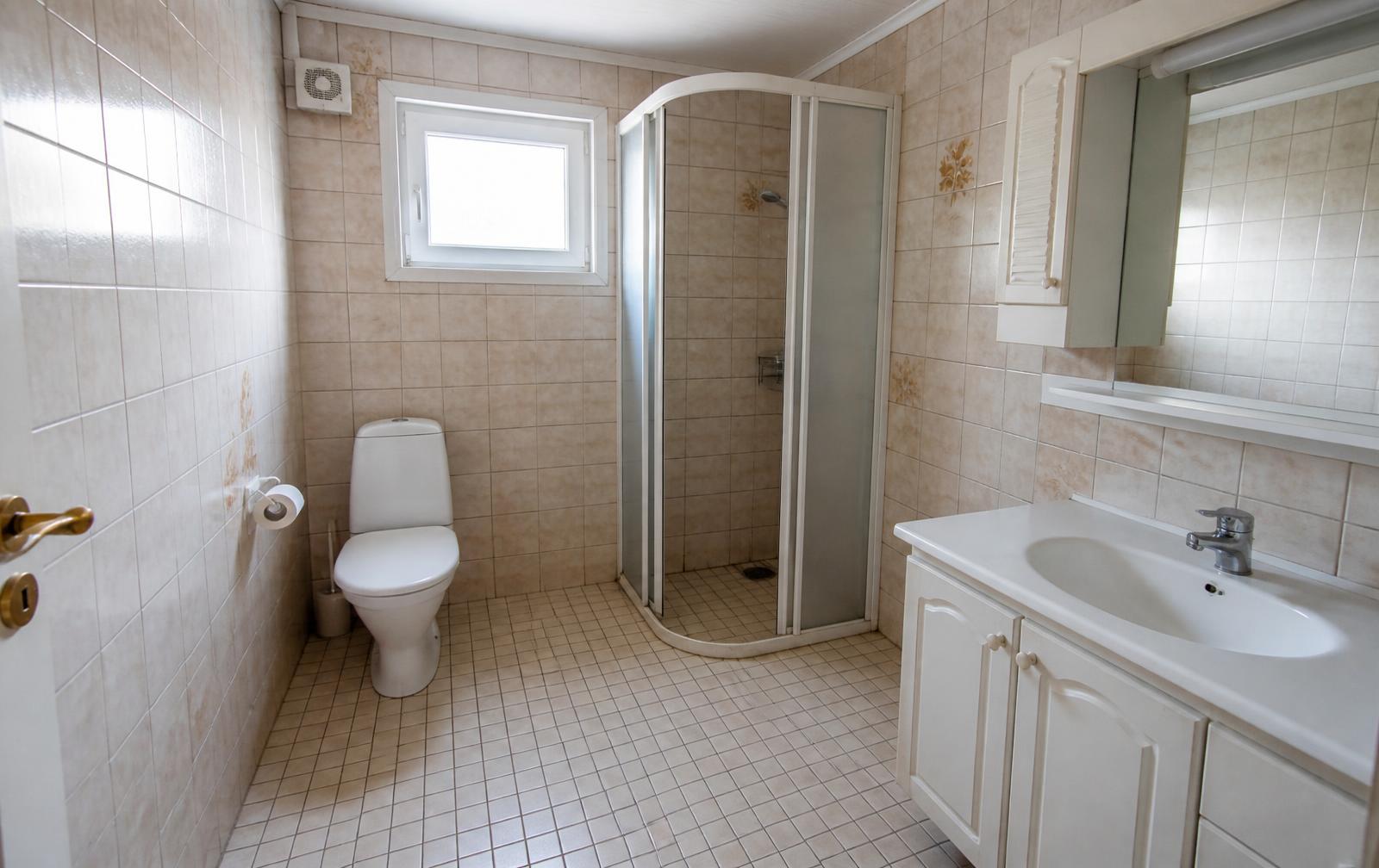 Badet før — det opprinnelige rommet med vindu, dusj, toalett og servant